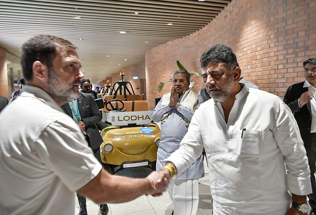 பெங்களூரு வந்த காங்கிரஸ் தலைவர் ராகுல் காந்தியை கர்நாடக முதல்வர் சித்தராமையா, துணை முதல்வர் டிகே சிவக்குமார் ஆகியோர் வரவேற்றனர்.